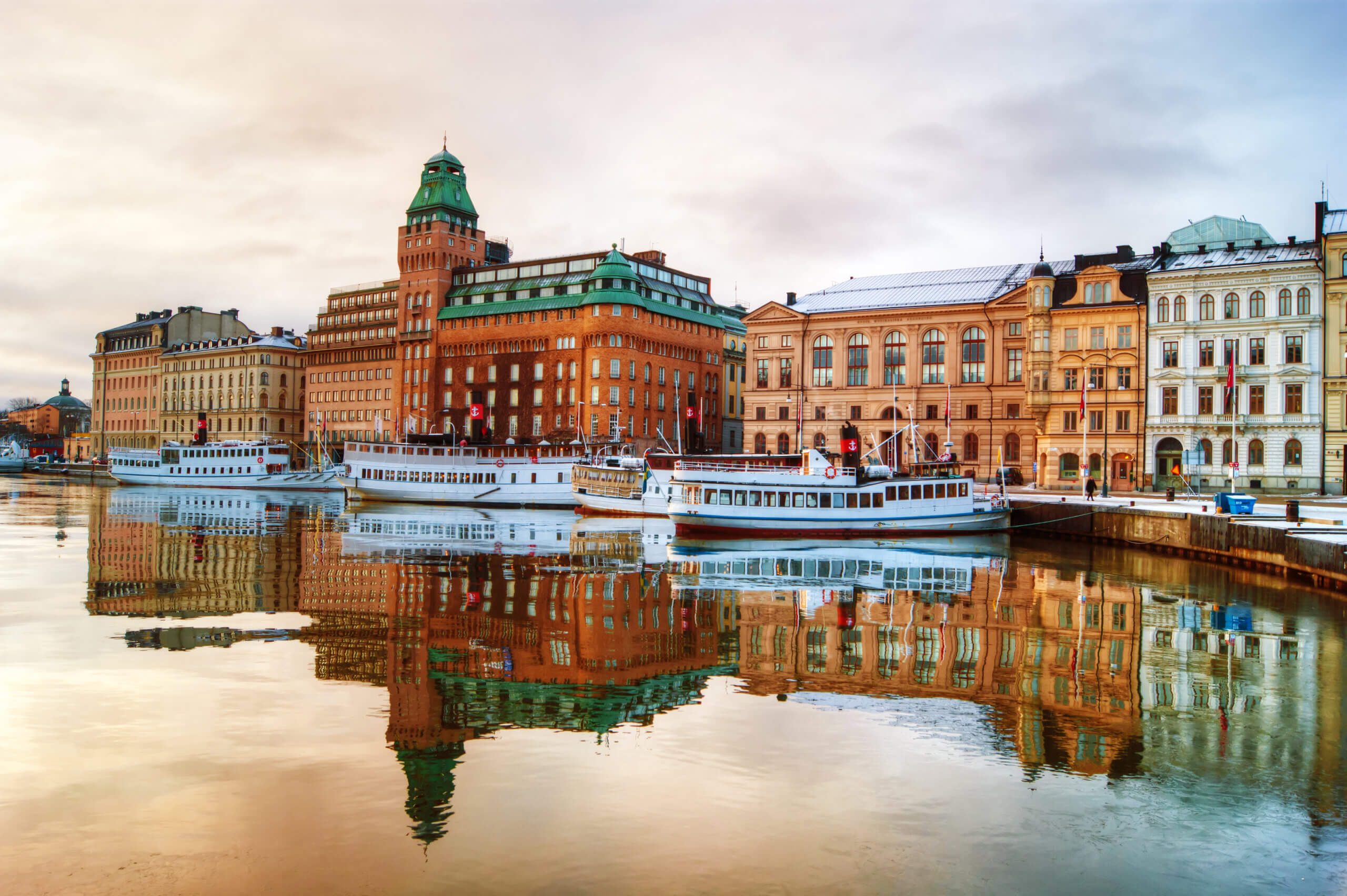 Udsigt over Gamla Stan fra vandsiden i centrum af Stockholm