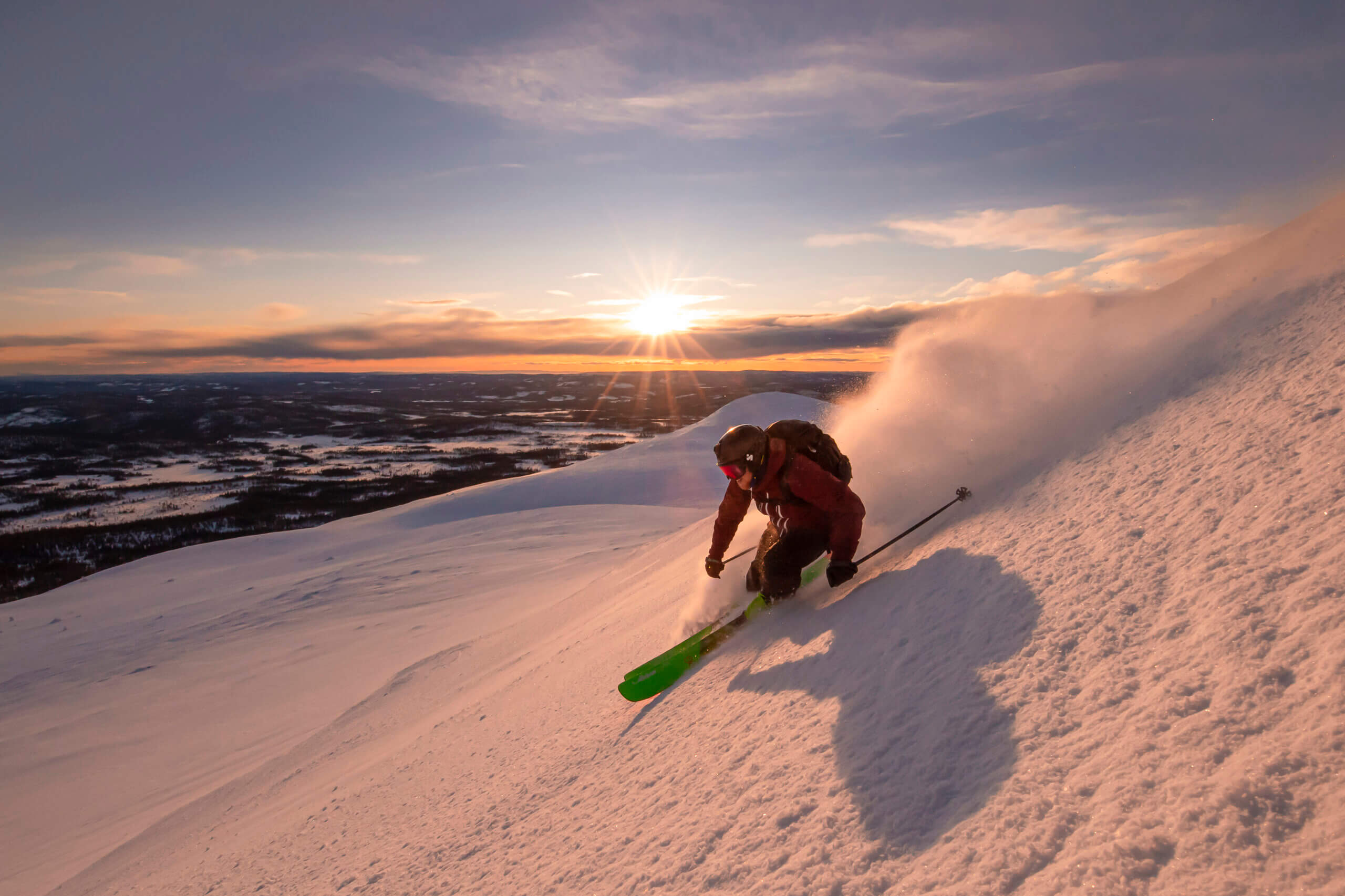 Skiløber i solnedgangen i Trysil, Norge