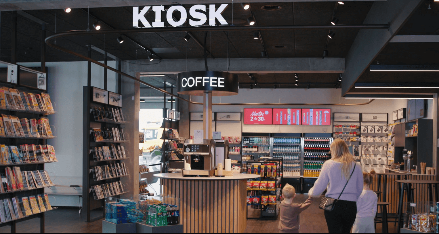 Familie besøger Aarhus Airport Kiosk