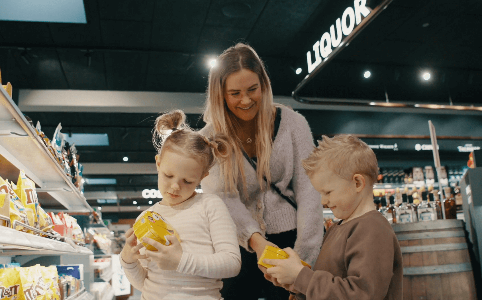 Familie i Tax Free shoppen Aarhus Airport