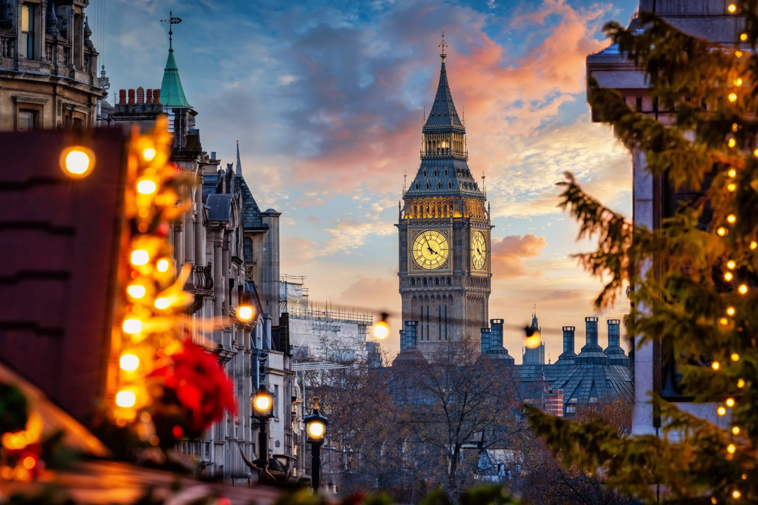 Big Ben i baggrunden med solbedgang og julelys i London